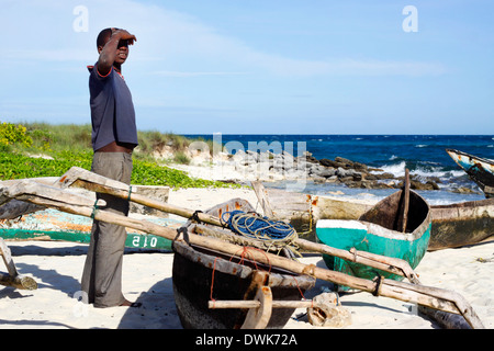 Handgemachte traditionelle Kanus aus einheimischen Fischern links am Strand in Insel Rolas. Quirimbas, Mosambik. Stockfoto