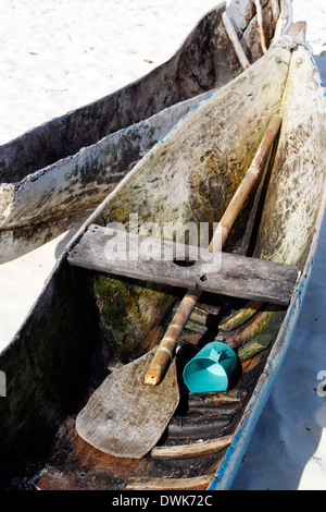 Handgemachte traditionelle Kanus aus einheimischen Fischern links am Strand in Insel Rolas. Quirimbas, Mosambik. Stockfoto