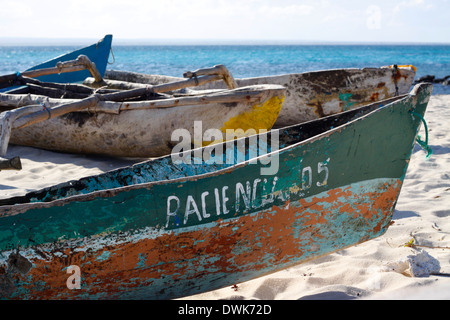 Handgemachte traditionelle Kanus aus einheimischen Fischern links am Strand in Insel Rolas. Quirimbas, Mosambik. Stockfoto