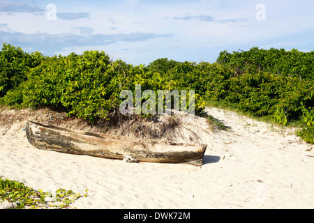 Handgemachte traditionelle Kanu von einem lokalen Fischer links am Strand in Insel Rolas. Quirimbas, Mosambik. Stockfoto
