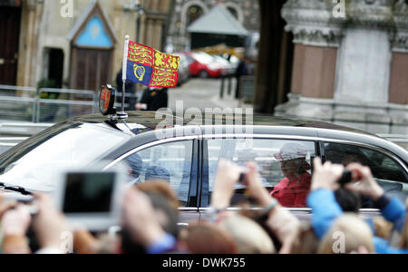 London, UK. 10. März 2014. Großbritanniens Queen Elizabeth (C) sieht man im Auto nach dem Besuch der Service in der Westminster Abbey für Commonwealth-Tag Botschaft in London, Großbritannien, 10. März 2014. Bildnachweis: Gautam/Xinhua/Alamy Live-Nachrichten Stockfoto