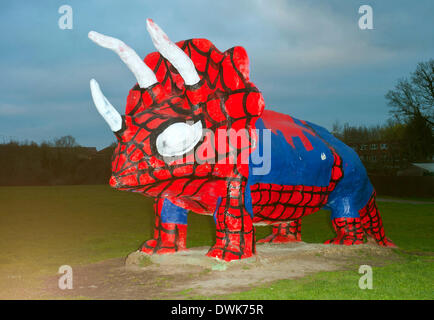 Milton Keynes, Bucks, UK. 10. März 2014.    Peartree Brücke Dinosaurier hatte eine Superhelden-Verjüngungskur nach gemalt werden, um aussehen wie Spiderman am 9. März 2014 ist nicht das erste Mal seine hat eine bunte Verjüngungskur Foto von Brian Jordan/Alamy Live News Stockfoto