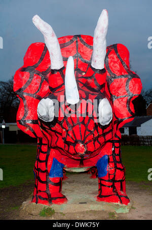 Milton Keynes, Bucks, UK. 10. März 2014.    Peartree Brücke Dinosaurier hatte eine Superhelden-Verjüngungskur nach gemalt werden, um aussehen wie Spiderman am 9. März 2014 ist nicht das erste Mal seine hat eine bunte Verjüngungskur Foto von Brian Jordan/Alamy Live News Stockfoto
