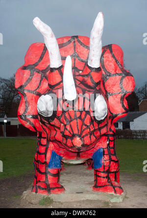 Milton Keynes, Bucks, UK. 10. März 2014.    Peartree Brücke Dinosaurier hatte eine Superhelden-Verjüngungskur nach gemalt werden, um aussehen wie Spiderman am 9. März 2014 ist nicht das erste Mal seine hat eine bunte Verjüngungskur Foto von Brian Jordan/Alamy Live News Stockfoto