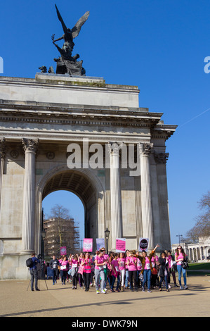 LONDON, UK 9. März 2014: eine große Gruppe von Menschen zu Fuß zwischen Marble Arch für die Stirn Arch März-Veranstaltung Stockfoto