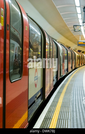 LONDON, UK 8. März 2014: Bright London U-Bahn auf einem Bahnsteig Stockfoto