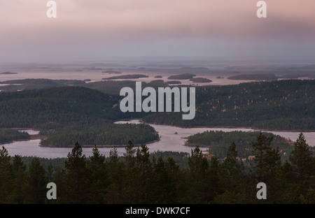 Bewölkten Sonnenuntergang über Inari See, Finnland Stockfoto