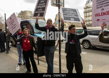 Paris, Frankreich, Europäische Aktivistengruppe, Act Up Paris, Protest in Moul-in Rouge, gegen Anti-Prostitution-Treffen von Feministischen Gruppen, Freiwilligen in Europa, Act Up Poster, Protestprotestierende schreien Stockfoto