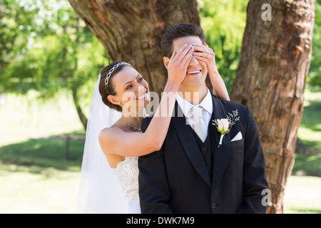 Braut von Augen des Bräutigams im Garten Stockfoto