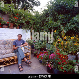 Schauspieler Roger Lloyd-Pack im Garten seines Hauses North London. Stockfoto