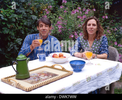 Schauspieler Roger Lloyd-Pack und Frau Jehane Markham im Garten von ihrer Heimat Nord-London Stockfoto