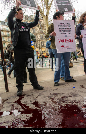 Paris, Frankreich, Europäische Aktivisten Gruppe, Act Up Paris, gegen Mou-lin Rouge, gegen Anti-Prostitution Treffen von feministischen Gruppen, Detail Fake Blut vergossen, auf dem Bürgersteig, Füße von Demonstranten Stockfoto