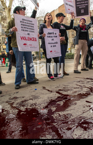 Paris, Frankreich, Europäische Aktivisten Gruppe, Act Up Paris, gegen Mou-lin Rouge, gegen Anti-Prostitution Treffen von feministischen Gruppen, Detail Fake Blut vergossen, auf dem Bürgersteig, Füße von Demonstranten Stockfoto