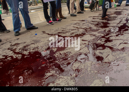 Paris, Frankreich, Europäische Aktivisten Gruppe, Act Up Paris, gegen Mou-lin Rouge, gegen Anti-Prostitution Treffen von feministischen Gruppen, Detail Fake Blut vergossen, auf dem Bürgersteig, Füße von Demonstranten Stockfoto