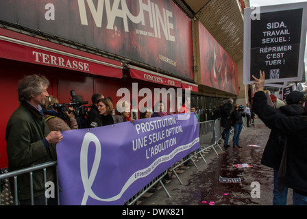 Paris, Frankreich, Europäische Aktivisten Gruppe, Act Up Paris, Protestieren bei 'Mou-lin Rouge' Theater, gegen Anti-Prostitution innerhalb von Traditionalistischen feministischen Gruppen gehalten werden Stockfoto