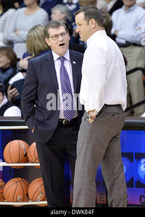 Uncasville, CT, USA. 10. März 2014. Montag, 10. März 2014: UConn Huskies Head coach Geno Auriemma und Louisville Cardinals Cheftrainer Jeff Walz sprechen vor dem Start der amerikanischen Athletic Conference Womens Basketball Turnier Meisterschaft Spiel zwischen Louisville und UConn an Mohegan Sun Arena in Uncasville, CT. Bill Shettle/Cal Sport Media. © Csm/Alamy Live-Nachrichten Stockfoto