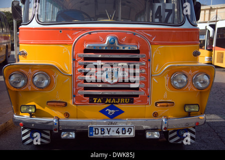 Einer der Maltas alternde Flotte von Bussen in Valletta Bus Station auf der Insel Malta Stockfoto