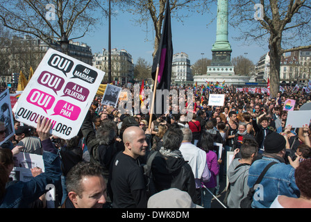 Paris, Frankreich, große Menschenmenge, LGBTQI+ Community, Europäische Aktivistengruppe, in Paris protestieren Sie gegen, für Gleichberechtigung, und Homosexuelle Ehe, Reportage Photography Stockfoto