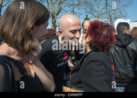 Paris, Frankreich, französische europäische Aktivisten Act Up Paris, küssen auf die Wangen "Ester Benbassa" (französischer Politiker), Demonstration für Gleichberechtigung und Gay Marriage, Kampagne für homosexuelle Gleichstellung Stockfoto