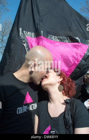 Paris, Frankreich, Europäische Aktivistengruppe, Act Up Paris, protestiert am Place de la Bastille, für Gleichberechtigung und Homosexuelle Ehe, Paare küssen, rosa Dreieck schwul Stockfoto