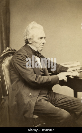 Michael Faraday, sitzt einer der einflussreichsten Wissenschaftler in der Geschichte, in eine 1860er Jahren Portrait von W. Walker & Söhne von London. Stockfoto