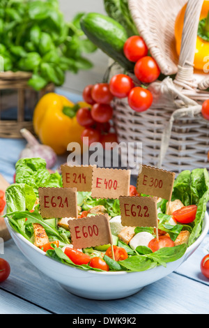 Ungesunde Gemüsesalat mit Konservierungsstoffen Stockfoto