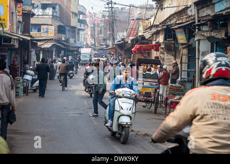 Agra, Indien. Straßenszene, Kinari Basar Bereich. Stockfoto