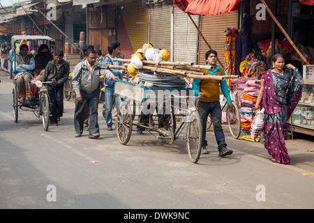 Agra, Indien. Straßenszene, Kinari Basar Bereich. Transport von Baumaschinen. Stockfoto