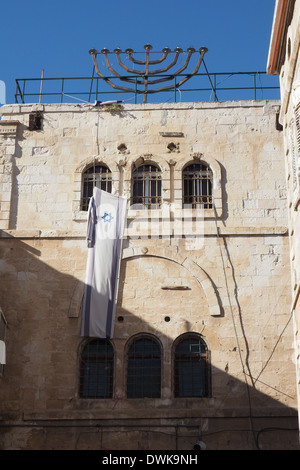 Israelischen Banner fliegen und Menora auf dem Display zum Trotz in den arabischen Viertel der Jerusalemer Altstadt Stockfoto