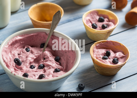 Hausgemachte Obst Eis in einer Waffel Stockfoto