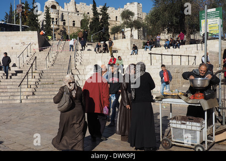 Arabische Frauen kaufen gekochte Bohnen aus einem Straßenhändler außerhalb Damaskus-Tor, Altstadt von Jerusalem Stockfoto