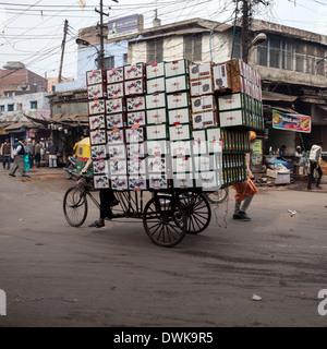 Agra, Indien. Straßenszene, Kinari Basar Bereich. Dreirädrigen Wagen Umzugskartons Laufschuhe. Stockfoto