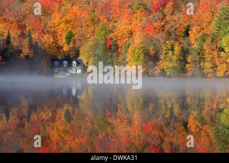 Mont Tremblant Haus im Herbst Stockfoto