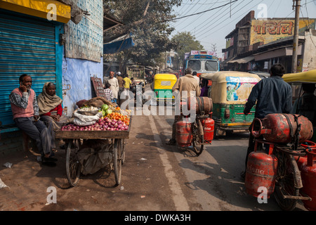 Agra, Indien. Straßenszene. Ältere Paare Verkauf von Zwiebeln, Tomaten, Knoblauch und Kohl. Stockfoto