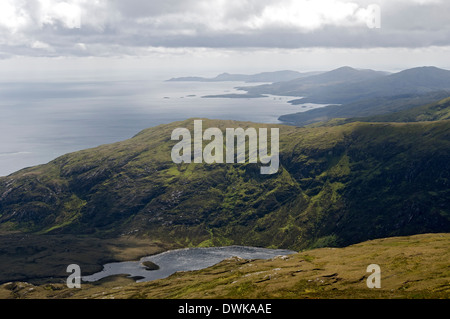 Die Ostküste und die Hügel von South Uist über Loch Corodale, vom Gipfel des Hecla (Thacla), Western Isles, Schottland, Vereinigtes Königreich Stockfoto