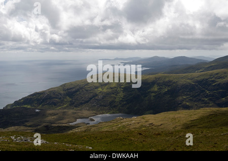 Die Ostküste und die Hügel von South Uist über Loch Corodale, vom Gipfel des Hecla (Thacla), Western Isles, Schottland, Vereinigtes Königreich Stockfoto