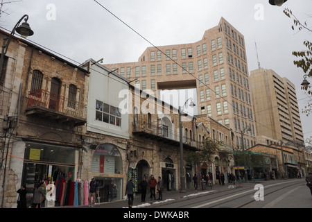 Einkaufen entlang Jaffa St Jerusalem im Winter mit Schnee entlang der Straße Seite Bordstein und Stadtbahn. Stockfoto