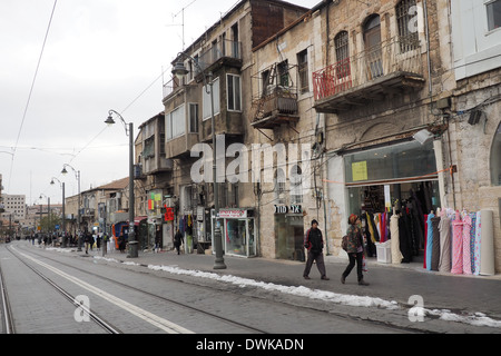 Einkaufen entlang Jaffa St im Winter mit Schnee auf der Straße Seite Bordstein und Stadtbahn, Jerusalem Stockfoto