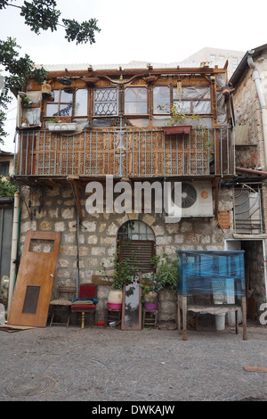 Wohnung in einer Seitenstraße auf der Jaffa St Jerusalem Witz interessante Möbel an der Vorderseite des Hauses. Stockfoto