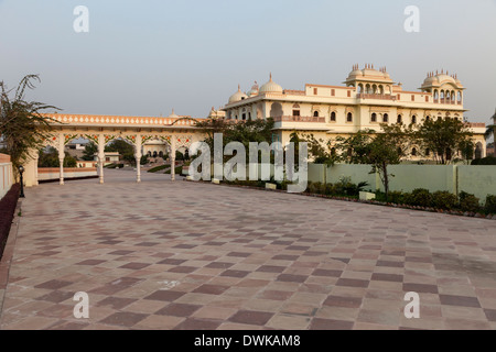 Laxmi Niwas Palace Hotel, ein modernes Hotel angrenzend an das Laxmi Vilas Palace Hotel, ein Hotel. Stockfoto