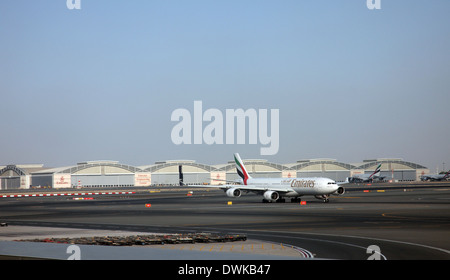 Emirates Airbus A340 am Dubai Airport am 9. Dezember 2012 in Dubai, Vereinigte Arabische Emirate Stockfoto