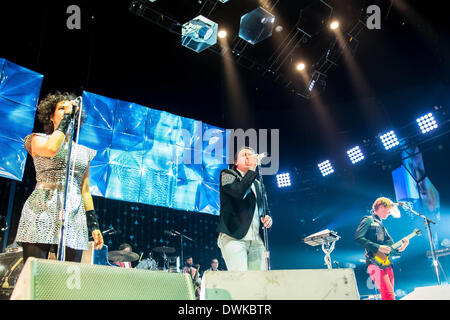 Auburn Hills, Michigan, USA. 10. März 2014. Arcade Fire, die Durchführung der Reflektor-Tour auf den Palace of Auburn Hills in Auburn Hills, Michigan am 10. März 2014 Credit: Marc Nader/ZUMA Wire/ZUMAPRESS.com/Alamy Live News Stockfoto