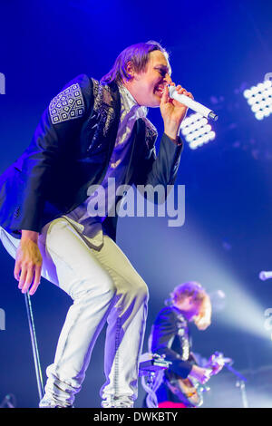 Auburn Hills, Michigan, USA. 10. März 2014. WIN BUTLER von Arcade Fire, die Durchführung der Reflektor-Tour auf den Palace of Auburn Hills in Auburn Hills, Michigan am 10. März 2014 Credit: Marc Nader/ZUMA Wire/ZUMAPRESS.com/Alamy Live News Stockfoto