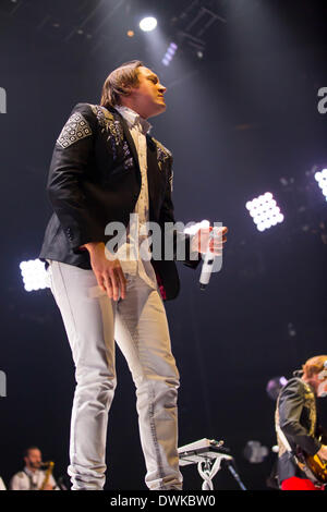 Auburn Hills, Michigan, USA. 10. März 2014. WIN BUTLER von Arcade Fire, die Durchführung der Reflektor-Tour auf den Palace of Auburn Hills in Auburn Hills, Michigan am 10. März 2014 Credit: Marc Nader/ZUMA Wire/ZUMAPRESS.com/Alamy Live News Stockfoto