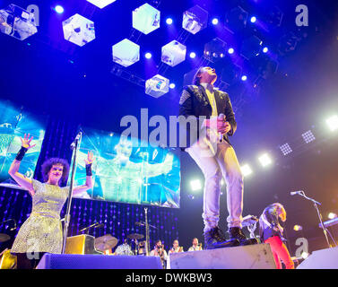 Auburn Hills, Michigan, USA. 10. März 2014. WIN BUTLER von Arcade Fire, die Durchführung der Reflektor-Tour auf den Palace of Auburn Hills in Auburn Hills, Michigan am 10. März 2014 Credit: Marc Nader/ZUMA Wire/ZUMAPRESS.com/Alamy Live News Stockfoto