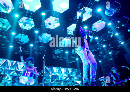 Auburn Hills, Michigan, USA. 10. März 2014. WIN BUTLER von Arcade Fire, die Durchführung der Reflektor-Tour auf den Palace of Auburn Hills in Auburn Hills, Michigan am 10. März 2014 Credit: Marc Nader/ZUMA Wire/ZUMAPRESS.com/Alamy Live News Stockfoto