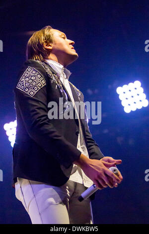 Auburn Hills, Michigan, USA. 10. März 2014. WIN BUTLER von Arcade Fire, die Durchführung der Reflektor-Tour auf den Palace of Auburn Hills in Auburn Hills, Michigan am 10. März 2014 Credit: Marc Nader/ZUMA Wire/ZUMAPRESS.com/Alamy Live News Stockfoto