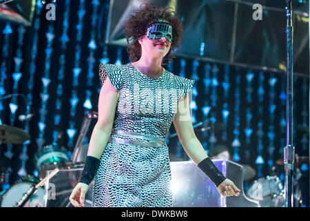 Auburn Hills, Michigan, USA. 10. März 2014. REGINE CHASSAGNE von Arcade Fire, die Durchführung der Reflektor-Tour auf den Palace of Auburn Hills in Auburn Hills, Michigan am 10. März 2014 Credit: Marc Nader/ZUMA Wire/ZUMAPRESS.com/Alamy Live News Stockfoto