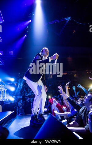 Auburn Hills, Michigan, USA. 10. März 2014. WIN BUTLER von Arcade Fire, die Durchführung der Reflektor-Tour auf den Palace of Auburn Hills in Auburn Hills, Michigan am 10. März 2014 Credit: Marc Nader/ZUMA Wire/ZUMAPRESS.com/Alamy Live News Stockfoto