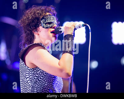 Auburn Hills, Michigan, USA. 10. März 2014. REGINE CHASSAGNE von Arcade Fire, die Durchführung der Reflektor-Tour auf den Palace of Auburn Hills in Auburn Hills, Michigan am 10. März 2014 Credit: Marc Nader/ZUMA Wire/ZUMAPRESS.com/Alamy Live News Stockfoto